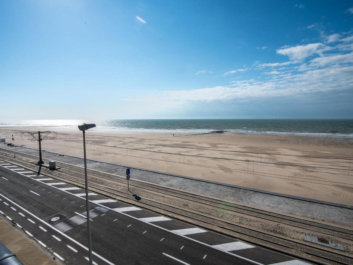 Contemporary Apartment In Oostende With Balcony Exterior photo